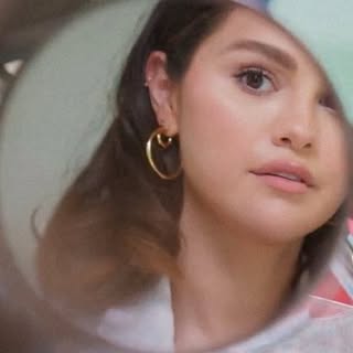 @selenagomez profile picture